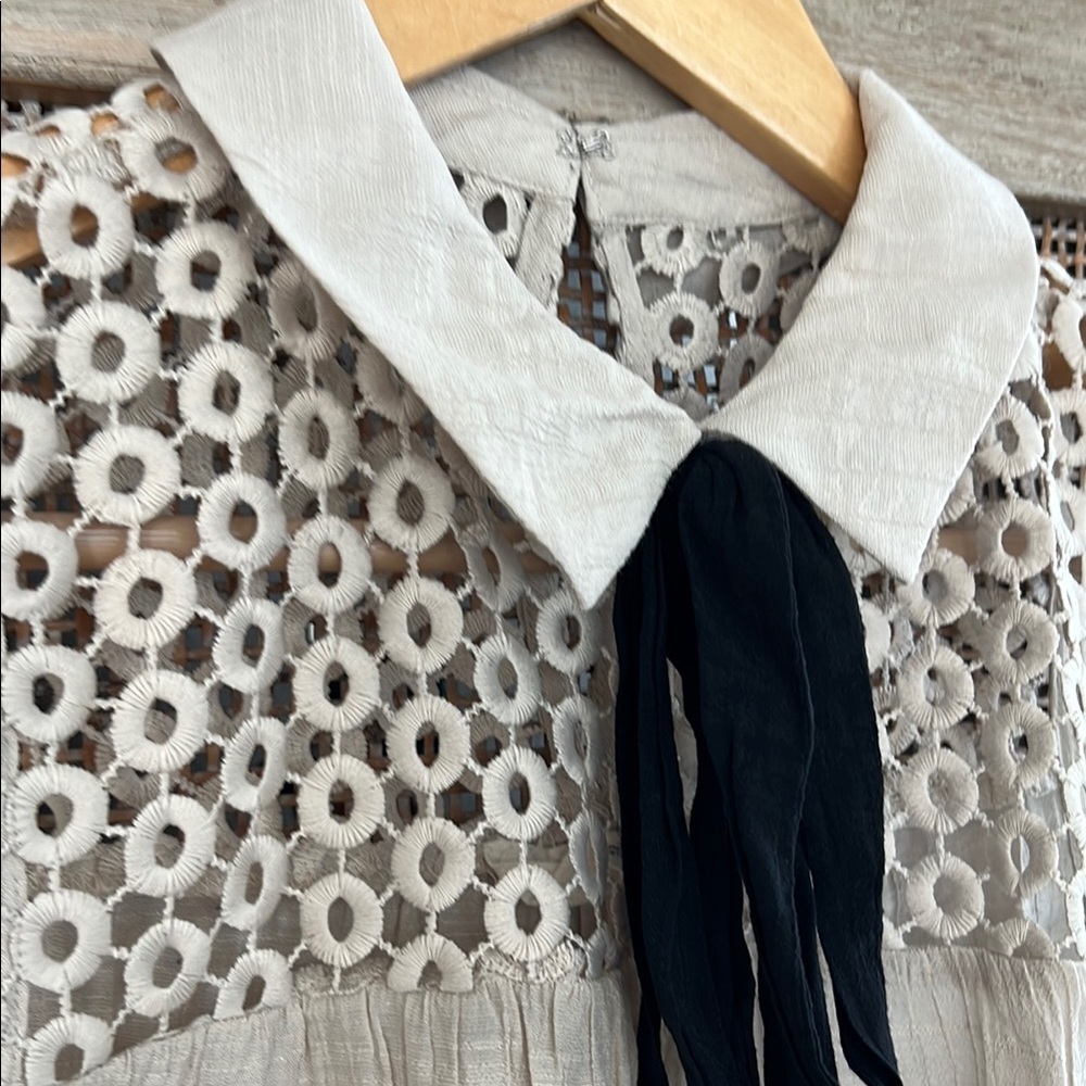 💚BUY 3 for $15💚 💚 Anthropologie Sleeveless Beige Lace Bow Top - Picture 2 of 4